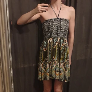 Sommarklänning halterneck - Bikbok kort sommarklänning i bohemiskt mönster med halterneck. Välanvänd så blivit nopprig i tyget (zooma in på närbilden) men i övrigt så är skick helt utan anmärkning. :)