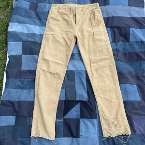 Distress workwear byxor - Väldig snygga byxor, knappt använda, saknar tyvärr en knapp vid ena bakficka. Total längd på 3 bilden Dm vid frågor