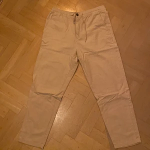 Linnebyxor - Skick 9/10 slected homme linnebyxor knappt använda dock en liten skada på knät som inte syns