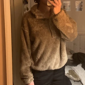Fluffig tjocktröja  - Köpt för något år sedan, knappt använd. Väldigt bekväm och varm, funkar perfekt till hösten och vintern 