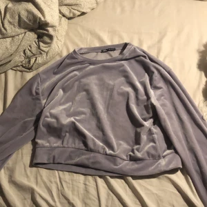 Gosig grå/lila tröja!😍 - Säljer ifrån Zara gosig och mjuk andvänder inte skriv om ni är intresserade!😍❤️