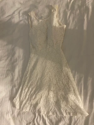 Vit klänning med rosett - Använd en gång och är i bra skick, perfekt för student, skolavslutning eller till sommaren