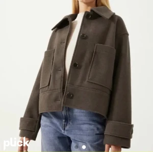 kappahl kappa - säljer nu min kappa från kappahl i xs då den inte längre kommer till användning tyvärr💘lånade bilder, men kan skicka fler vid intresse!❤️ använd en säsong, köpt i februari för 900kr, mitt pris är 550kr💘💘