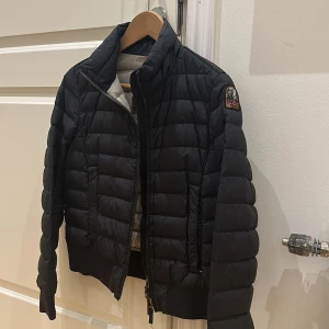 Parajumper jacka  - Säljer min gamla äkta PJS jacka som jag inte haft någon användning av numera. På grund av att jackan är köpt för tre år sen har jag ej kvar kvittot och annat. Jackan är fläckfri, så gott som ny! ☺️❤️‍🔥för fler bilder kontakta mig privat :) 