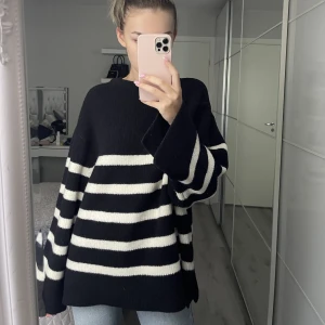 Gina stickad tröja - Säljer denna superfina stickade tröjan ifrån gina i storlek M. Den har vi använts en gång sedan dess har den stått i garderoben. Nypris 500kr