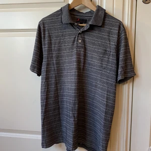 Randig Svart Grå Piké  - Randig pike i bra skick. Strl XL