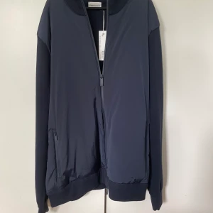John henric jacka  - Säljer denna John henric cardigan som är perfekt till hösten. Den är i storlek s och den är helt oanvänd, tagen finns kvar 