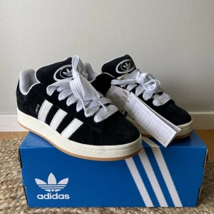 Adidas Campus 00s skor - Säljer dessa super snygga och populära Adidas Campus 00s skor i färgen svart!😊Helt oanvända med prislapp kvar, skickas i orginalförpackning med alla tillbehör!