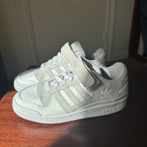 Adidas Forum  - Helt oanvända Adidas forum i vit och beige. Säljer pga försmå. Orginalkartong medföljer. 