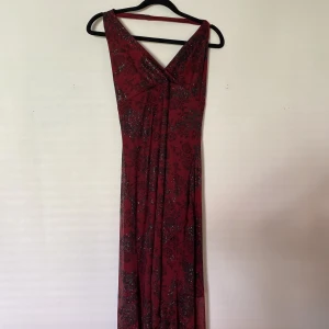 Festklänning/ balklänning - Jättevacker klänning med halterneck och glittermönster, den är mörkare vinröd i verkligheten, den är aldrig använd💕💕