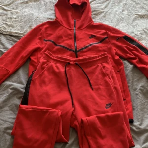 Nike tech fleece set  - Rött det från Nike, väl använt men knappt slitet. Hela setet är i storlek M men byxorna har lite mindre passform men funkar även på M.