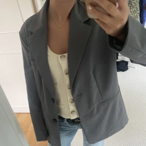 Grå kavaj🩶 - Aldrig använd från Gina tricot!