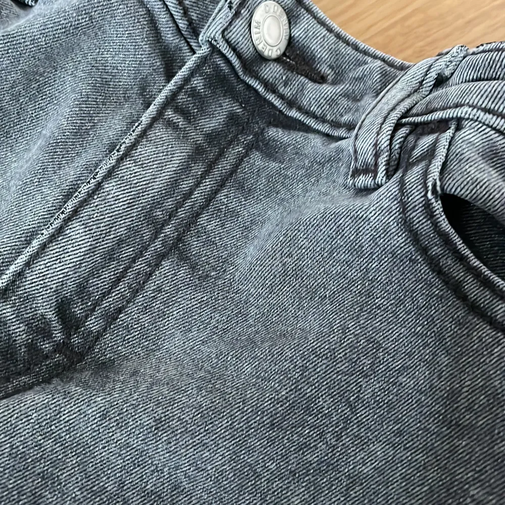 Lågmidjade jeans💘 säljer pågrund utan att de har blivit försmå🤙 . Jeans & Byxor.
