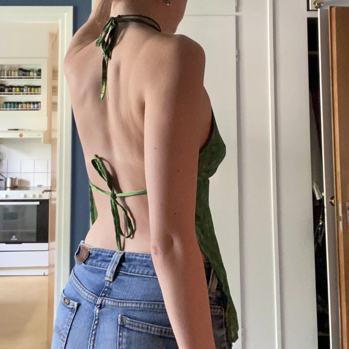 Grönt mönstrad topp med öppen rygg!