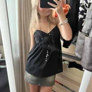 Topp - Supersött linne köpt för eeeevighter sen så det är väldigt unikt!😇 Det har som små blommor i fram och med tunna fina band🤩passar en S bäst men även M och Xs