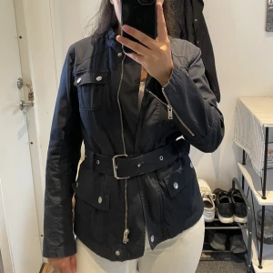 Marinblå jacka  - En marinblå jacka från Stockholm LM. Använd fåtal gånger 