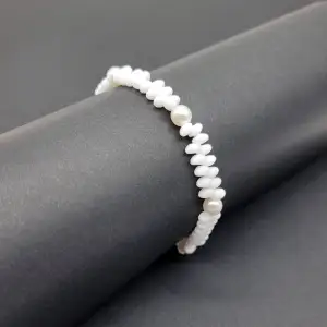 Handgjort armband. Material-pärlor glas, zinc alloy. Nickel fri. Armbandslängd: 16,5cm +2cm Instagram:@ekjewelryofficial 