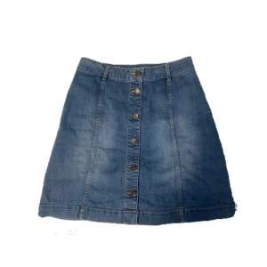 Jeanskjol - Skitsöt jeanskjol ifrån lindex. Använts sparsamt. Knäppning hela vägen igenom kjolen.