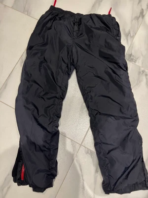 Vintage Prada överdragsbyxor - Otroligt vackra vintage Prada överdragsbyxor som är i ett mycket bra skick!