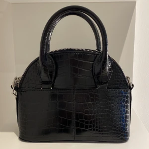 Handväska  - Svart handväska från Zara. Väskan är helt ny, aldrig använd.  Pris: 300kr 