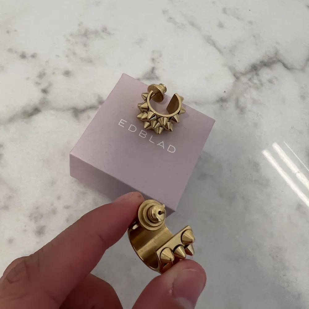 Säljer dessa Edblad örhängen i guld. Dom är använda 2 gånger så är som nya! Nypris är 500kr så säljer för 350kr🩷 asken följer ej med☺️(Använder ej köp nu). Accessoarer.