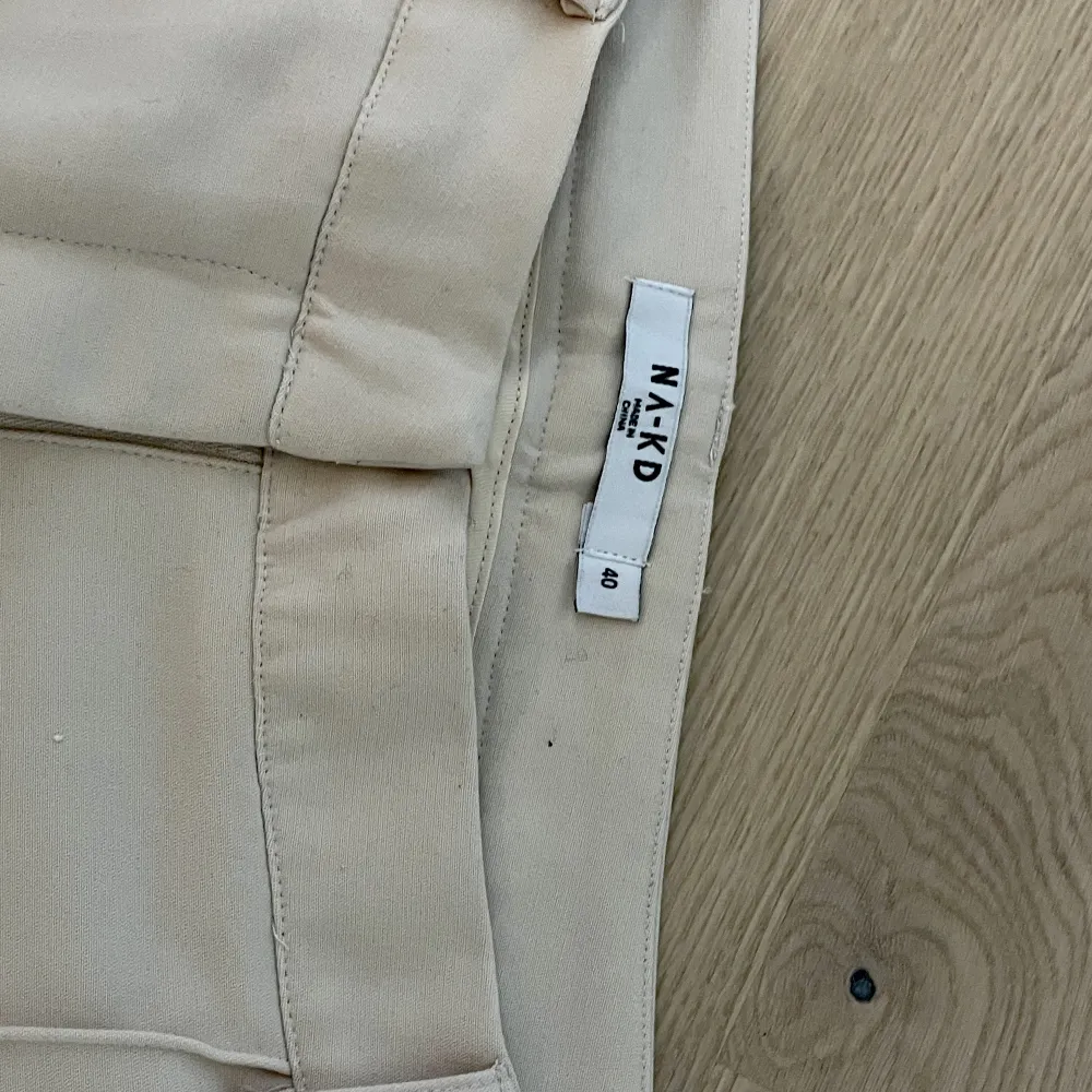 Supersnygga oanvända kostymbyxor från NA-KD🩷 Pris på hemsidan:439 🩷. Jeans & Byxor.