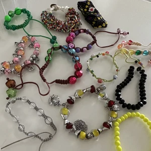 Armband - Olika typer av armband. Vissa av de är justerbara. Säljer alla tillsammans för 100kr