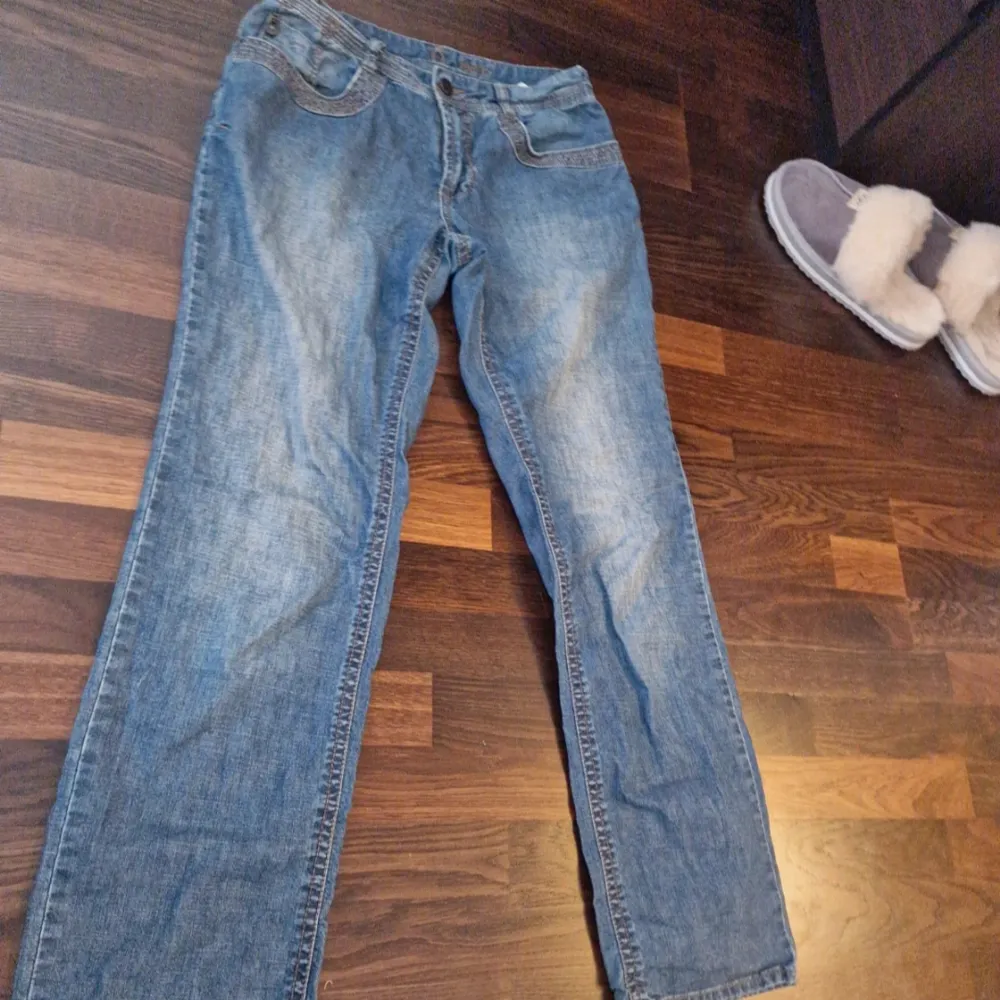 Den är väldigt fin och de är vintage. Det är straight fit/ bootcut  De är lowwaist. Skriv för mer info eller bilder. Jeans & Byxor.