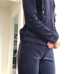 Velourbyxor - Mjukisbyxor i velour från Gina Tricot. Är i fint skick! Vill man också köpa koftan kan man få båda plaggen för 300kr.