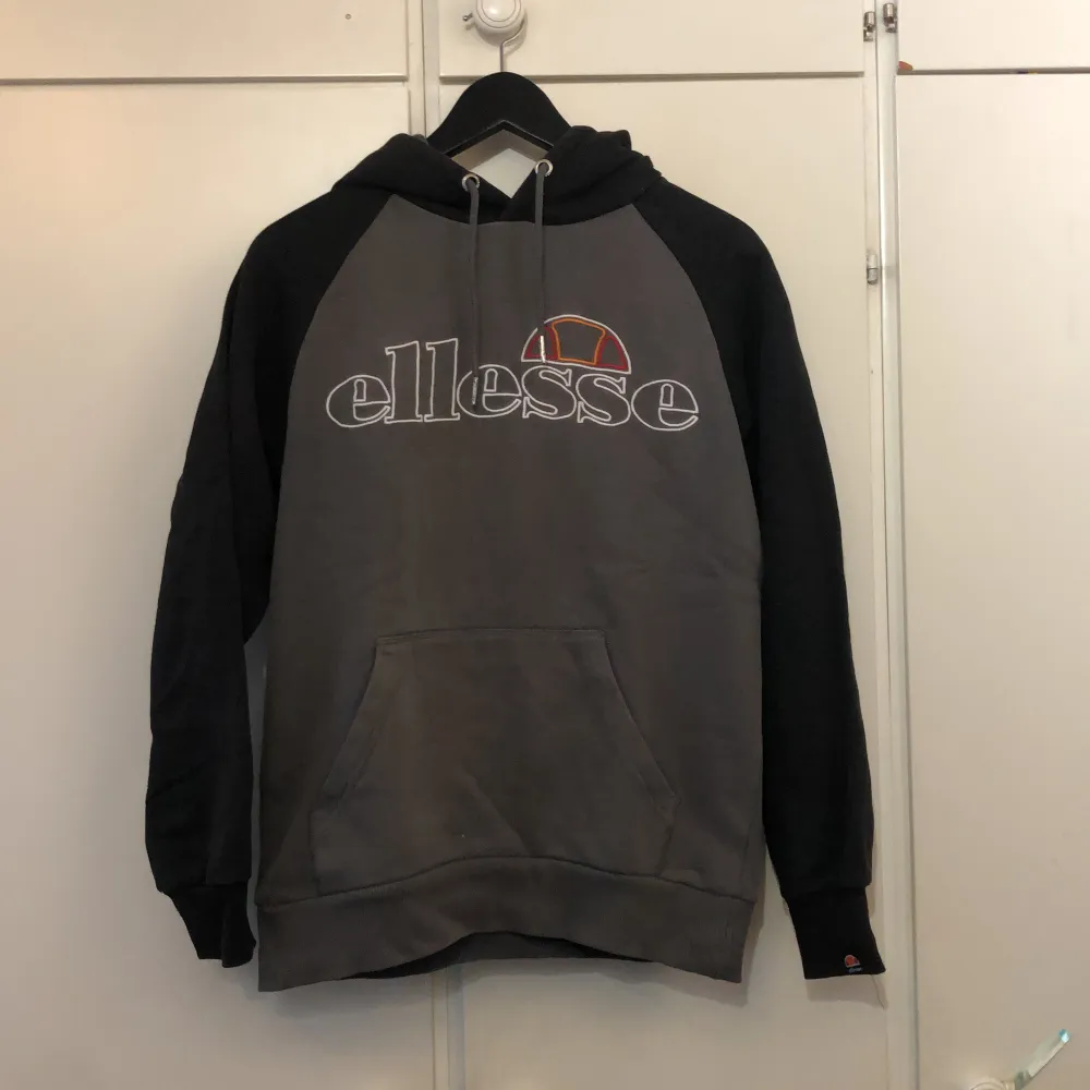 Använd utan fläckar eller några märken. Ser ut som ny. . Hoodies.