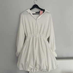 Pretty little thing  - Super söt fluffig klänning från plt strl S. Nypris 435kr + frakt  Säljes då den aldrig kommit till användning. pris lapp kvar