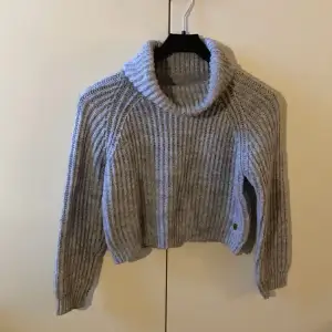Säljer denna mysiga gråa stickade tröjan från Kappahl då den blivit för liten. Perfekt nu för hösten! Bra skick! 🩶🍂