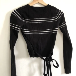 Zara tröja - Supersöt långärmad tröja från Zara med band att knyta runt midjan.