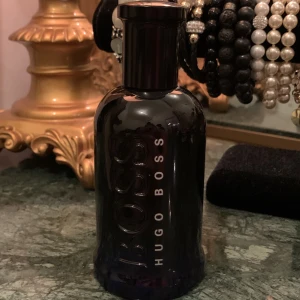 Hugo Boss parfym - Hugo boss parfym, Bottled Night, 100ml original, finns lite mer än 90ml kvar. Använt två gånger, saknar boxen. För bara 450kr❤️ 
