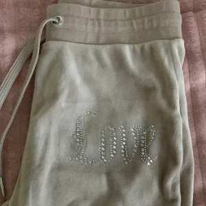 Mysbyxor - Säljer dessa mjukisbyxor från Lindex p.g.a att dom är försmå.💗 Fint skick! Använda några få gånger.  På nätet kallas dom Velour. 