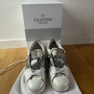 Valentino skor  - Rockstud valentino skor  köpta här på Plick. Väldigt använda men fortfarande fina. Har limmat vid sulan eftersom att sömmen har ramlat av och vet inte hur bra det håller, dock hållt för mig💕dustbag, äkthetsbevis och skolåda ingår. Budgivning på skorna!