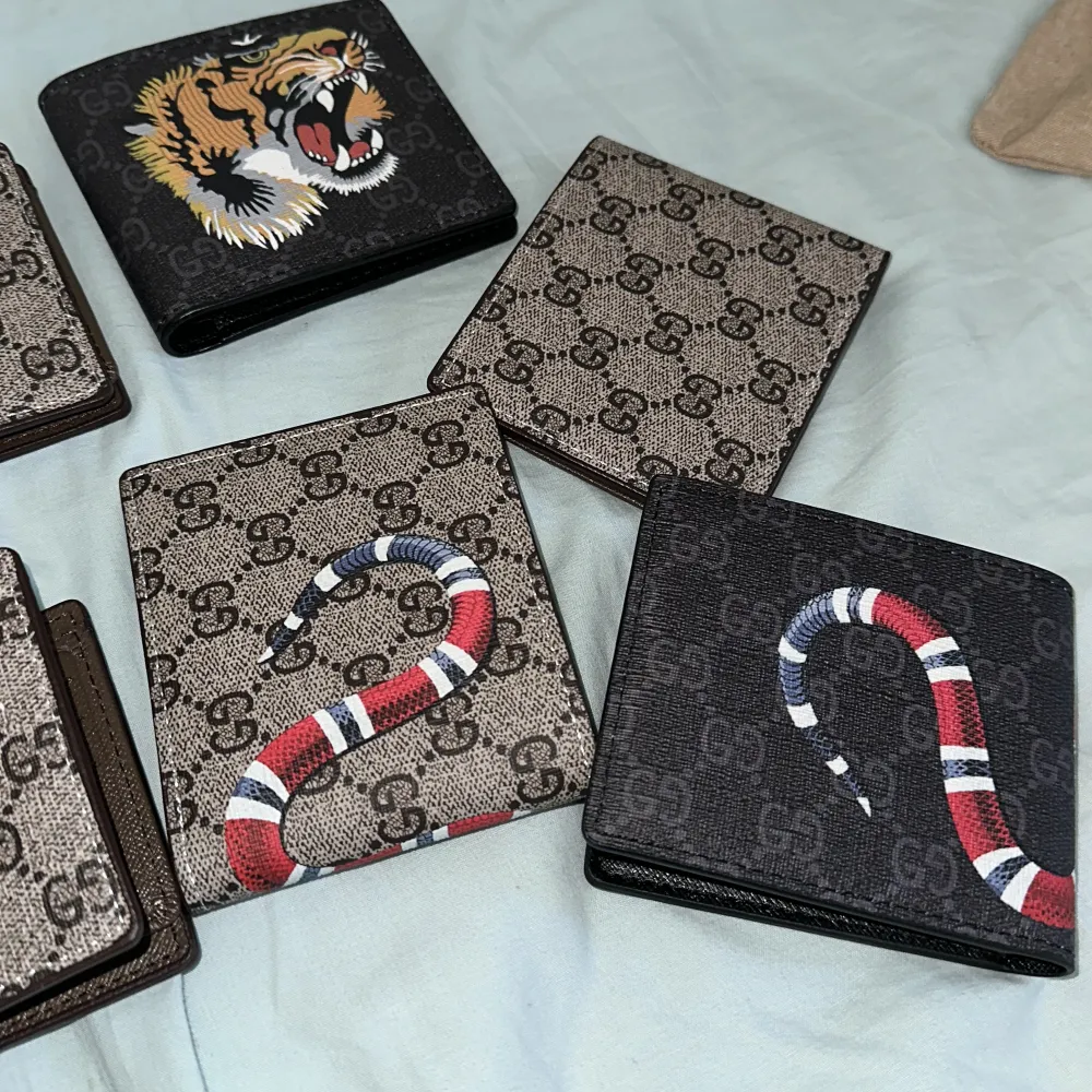 Helt nya och oanvända 1:1 Gucci plånböcker i olika färger 400kr/st . Väskor.