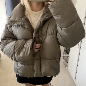 Vinterjacka - (Lånad första bild) Säljer den här sjukt snygga jackan från H&M i stl M men passar oversized på mig som är S💗 säljs inte längre, köpt på plick men nyskick!