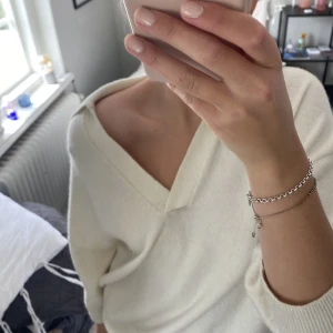 Stickad tröja  - Supersöt stickad tröja från H&M med trekvartsärm. Kommer inte till användning längre. 