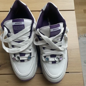 Axel arigato  - V200 sneaker Från arigatos hemsida kvitto finns 45 knappt använda Nypris 2700 