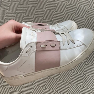 Valentino skor - Säljer mina rosa Valentino Garavani skor 💕🌸  Använt skick, därav priset!  Köpta på mytheresa för 5000kr 💫 Box medföljer inte! Strl 39