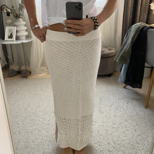 Virkad långkjol - Säljer denna så fina virkade långkjolen med prislapp kvar!💕nypris 400kr. Storlek m, men liten i storleken o passar mig som är xs-s