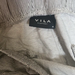 VILA pyjamas shorts  - Mysiga VILA pyjamas shorts🤍, använda men i fint skick😊ingen fläck på plagget. Säljer därför att den var för stor på mig. Bud börjar på 150 kr!