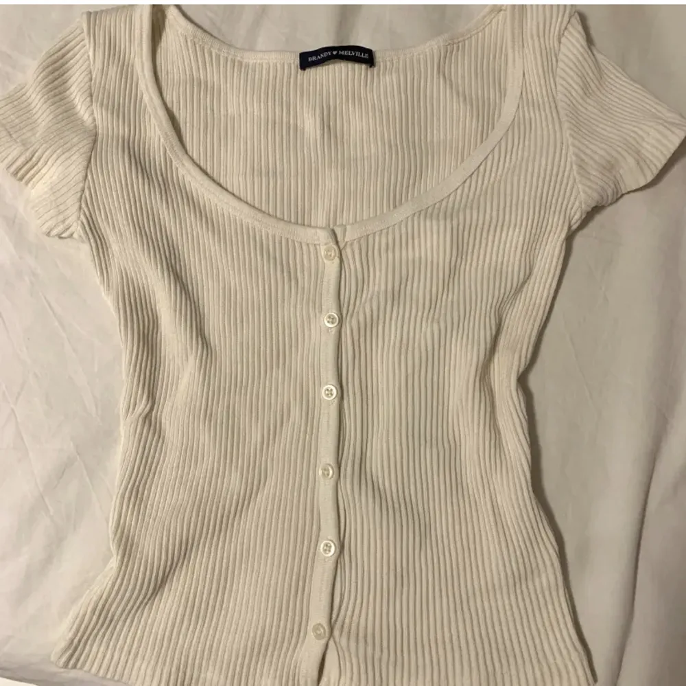 Intressekoll på min brandy Melville tröja som jag säljer, nypris ungefär 220kr, super bra skick och bara använt fåtals gånger❤️. Skjortor.