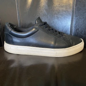 Vagabond  - Säljer nu mina vagabond skor i svart skin, skorna är använda men i fint skick! Har ni funderingar så hör av er!