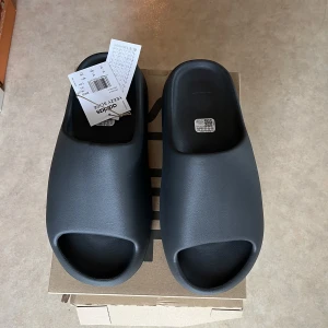 Yeezy slide granite  - Yeezy slide Granite DS storlek 10/ 44/ 1/2. Köpta via Adidas Confirmed