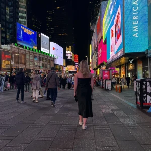 Satinklänning - Superfin satinklänning som endast använts en gång!  Finns en liten tråd förtäring, så skriv privat om ni vill se den🤍 Passar s-m