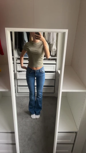 Lågmidjade jeans  - Lågmidjade jeans ifrån Gina tricot, använda 1 gång då jag tycker att dom är lite för stora på mig, storleken är 34 men passar en 36 också 