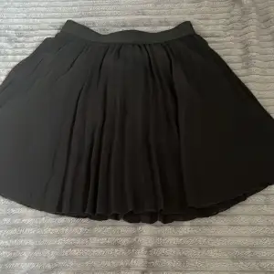 Säljer denna kjol från neo noir då den inte kommer till användning längre 💓pris kan diskuteras