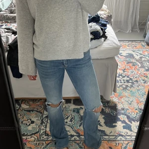 Lågmidjade jeans - Säljer mina supersnygga lågmidjade jeans. De är långa i benen (jag är 171cm och de går lite över skorna) 😍 mycket fint skick